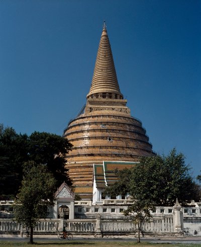 Uitzicht op de boeddhistische tempel door School Thai