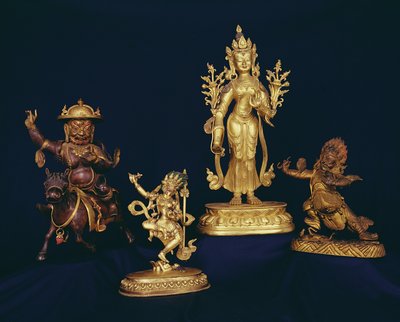 Tibetaanse figuren: Vajravarahi dansend op een menselijk lijk; figuur van Padmapari; figuur van Beg-tse; figuur van Dam-can Dor-je Legs-pa rijdend op een paard door School Tibetan