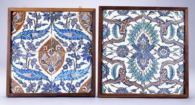 Een Iznik-tegel met pruimenbloesems en tulpen, gemaakt circa 1570, en een 17e-eeuwse Iznik-tegel met rode en blauwe gespleten palmet door School Turkish