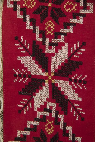 Detail van schort uit Oekraïense trouwensemble door School Ukranian