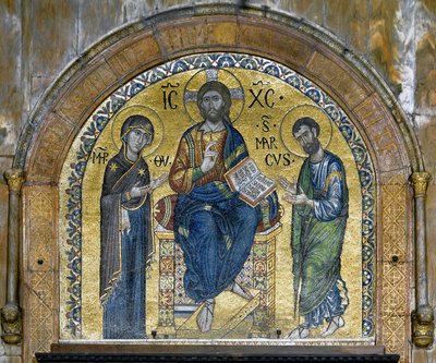 Byzantijnse architectuur: Christus in majesteit (Christus in glorie) tussen de Maagd en Sint Marcus (Deesis), mozaïeken gemaakt door Venetiaanse kunstenaars en herontworpen in de 16e eeuw. Apsis. Basilica di San Marco, Venetië. door School Veneto Byzantine
