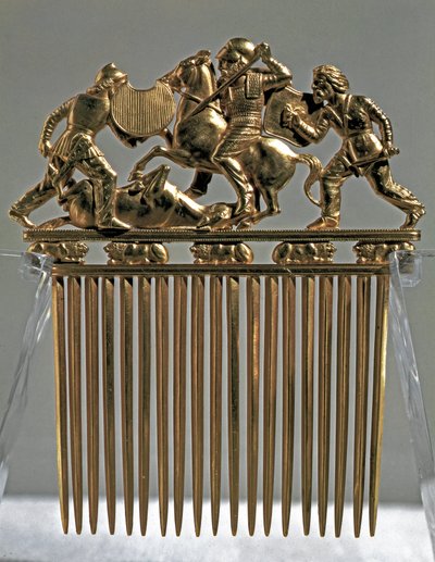Scythische kunst: gouden kam versierd met gevechtsscènes met Scythische krijgers. Uit de tumulus van Solokha in Rusland (nu Oekraïne). 5e-4e eeuw v.Chr. Hermitage Museum, Sint-Petersburg door Scythian