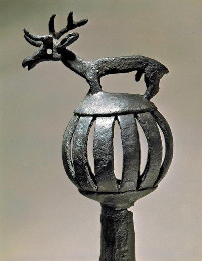 Scythische kunst (Scythische beschaving of Scythia): bronzen tankornament met de figuur van een hert. Object uit de 7e - 6e eeuw v.Chr. Sint-Petersburg, Hermitage Museum door Scythian