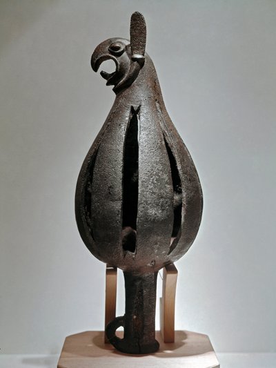 Griffioen-vormig ornament met adelaarskop. Bronzen object, uit de tweede helft van de 7e eeuw v.Chr. Sint-Petersburg, Hermitage Museum door Scythian