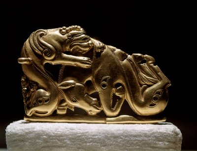 Scythische kunst: gouden gordelfibula met afbeelding van een griffioen die een paard aanvalt. Uit Chiliktin. 5e-4e eeuw v.Chr. Sint-Petersburg, Hermitage Museum door Scythian