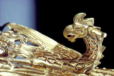 Detail van een hoofdband met een Griffioen die een geit vasthoudt door Scythian