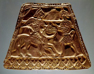 Gouden plaat met een ruiter die een krijger aanvalt met een speer door Scythian