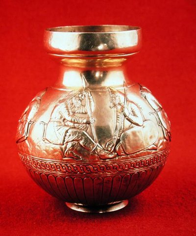Kruik met scènes uit het Scythische leven, uit Kul Oba in de Krim, Oekraïne (goud) door Scythian