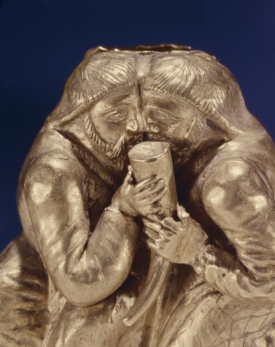 Plaquette met twee Scythen die een drankje delen (goud) (detail) door Scythian