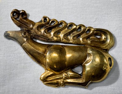 Scythische kunst: schildembleem in de vorm van een liggend hert. Gouden object uit het einde van de 7e, begin 6e eeuw v.Chr. Sint-Petersburg, Hermitage Museum door Scythian