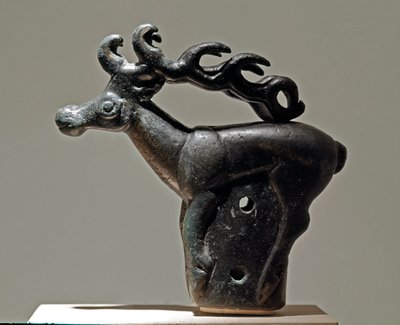 Zoomorfisch deksel dat een hert voorstelt. Bronzen object uit de 6e - 2e eeuw v.Chr. Sint-Petersburg, Hermitage Museum door Scythian Scythian