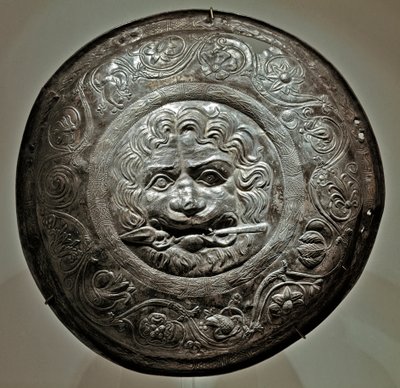 Scythische kunst (Scythische beschaving): Zilveren ornamentelement dat een leeuwenkop met een speer in de mond voorstelt uit de regio Rostov. Sarmatische kunst, 2e - 3e eeuw v.Chr. Hermitage Museum van Sint-Petersburg door Scythian Scythian