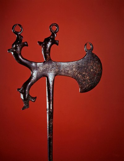 Bijlvormige pin versierd met dierenhoofden door Scythian Scythian