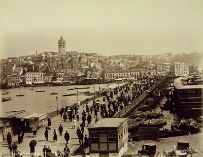 Galatabrug over de Gouden Hoorn, Istanbul door Sebah and Joaillier
