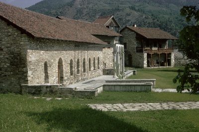 Refter en gastenverblijf, eind 12e eeuw door Serbian School