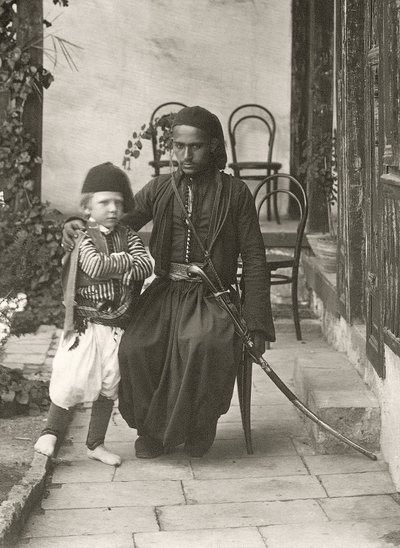 Arabische kawass (Ottomaanse bewaker) met een jonge jongen in de tuin van een huis in het Judea-district van Jeruzalem, 1867 door Sergeant Henry Phillips