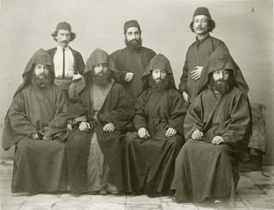 Groep van 4 Armeense priesters en 3 anderen in de binnenplaats van het Mediterranean Hotel, Jeruzalem, 1867 door Sergeant Henry Phillips