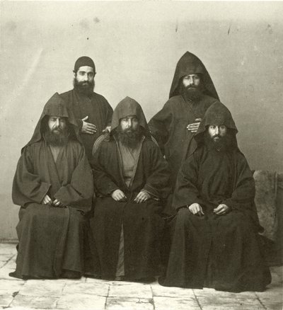 Groep van 5 Armeense priesters in de binnenplaats van het Mediterranean Hotel, Jeruzalem, 1867 door Sergeant Henry Phillips