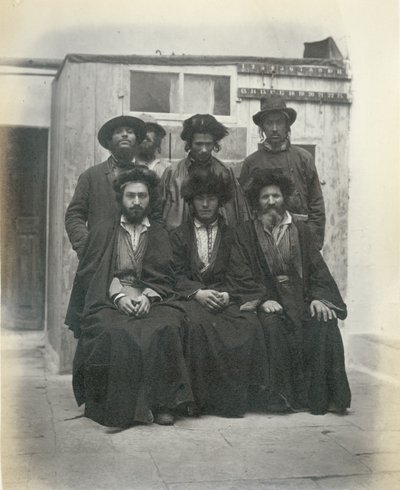 Groep van 7 Poolse Joden in de binnenplaats van het Mediterranean Hotel, Jeruzalem, 1867 door Sergeant Henry Phillips