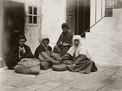 Vrouwen die meel malen met ronde molenstenen in een binnenplaats van een huis in Jeruzalem door Sergeant Henry Phillips
