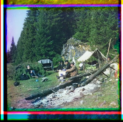 Sergei Prokudin-Gorskii en anderen zittend bij een kampplaats, Chusovala Rivier, Oeralgebergte, Rusland door Sergei Mikhailovich Prokudin Gorskii