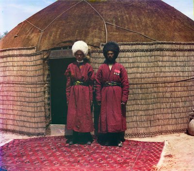 Twee Mannen die op een Tapijt Staan, voor een Yurt door Sergei Mikhailovich Prokudin Gorskii