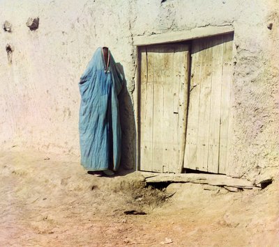 Een Oezbeekse of Tadzjiekse vrouw die een boerka draagt, c.1910 door Sergey Prokudin Gorsky