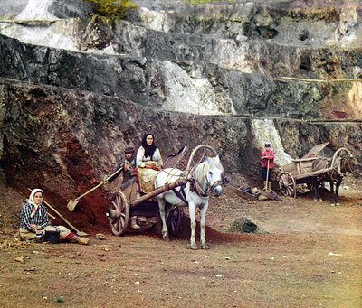 Werk in de Bakalskii mijn: een familie, met schoppen en paard-en-wagen, werkend in de ijzermijnen in de Bakaly heuvels, Oeralgebergte, Russische Rijk, 1910 door Sergey Prokudin Gorsky