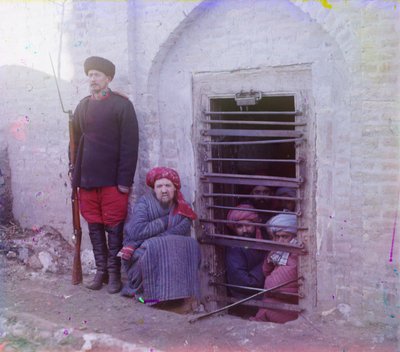 Zindan (traditionele Centraal-Aziatische gevangenisput) met geüniformeerde bewaker, waarschijnlijk Bukhara door Sergey Prokudin Gorsky