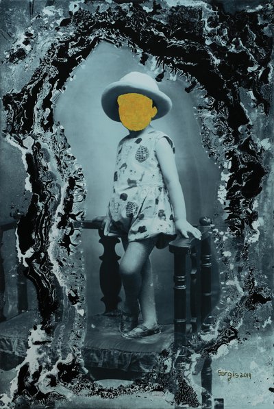 jong meisje poseert alleen, 2019 (gemengde techniek) door Sergis Adamos