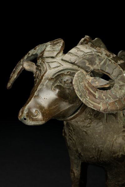 Rituele ramvormige wijnvat, Gong door Shang Dynasty Chinese School