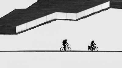 Fietsers in silhouet op de trap door Shanrui Ren