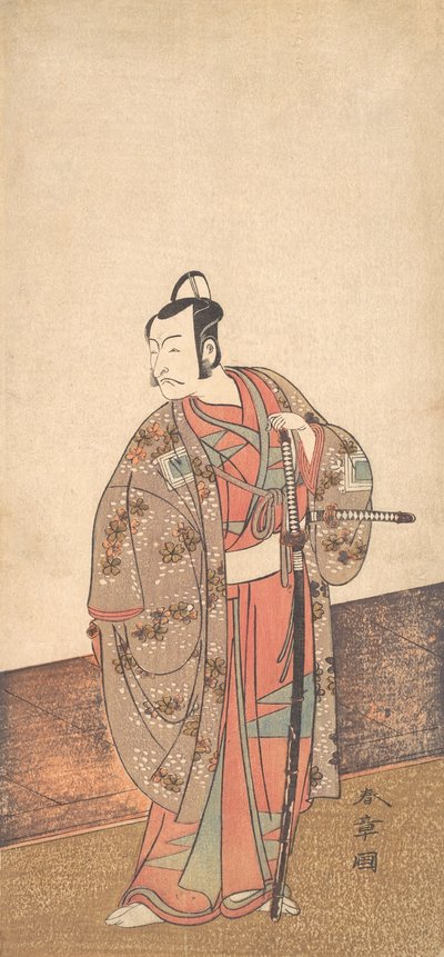 De acteur Ichikawa Danjuro V staand in een huis en voor een engawa, ca. 1772 door Shunsho