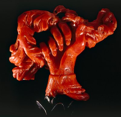 Hand met rol: klein object in koraal door Sicilian School