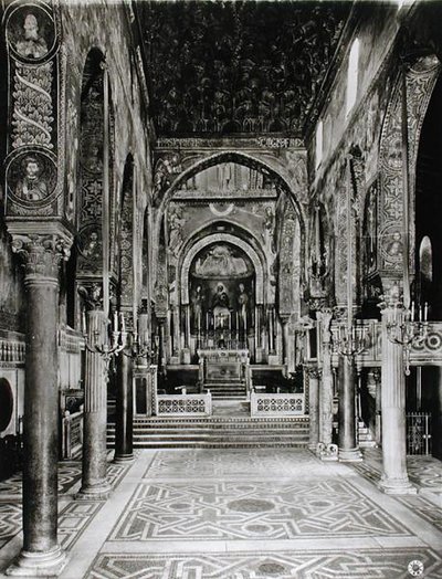 Interieur van het schip door Sicilian School