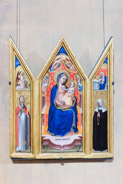 Drieluik, tronende Madonna en Kind met engelen (midden), engel van de annunciatie en Sint Augustinus (links), Maagd annunciatie en Sint Monica (rechts) door Simone dei Crocifissi