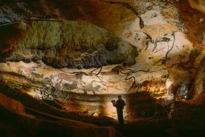Hal van de Stieren bedekt met calcietwanden in de Lascaux-grot. door Sisse Brimberg