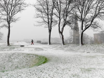 Eenzaam figuur wandelend in Kopenhagen Fort tijdens sneeuwstorm, Denemarken, 2022 door Sisse Brimberg