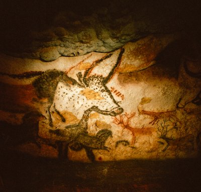 Schilderij van een stierenkop in de Stierenkamer, Lascaux-grot door Sisse Brimberg
