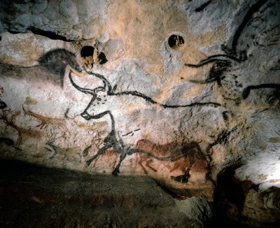Paleolithische kunst van stieren, herten en paarden op calcietgrotten, Lascaux, Frankrijk, 2022 (foto) door Sisse Brimberg