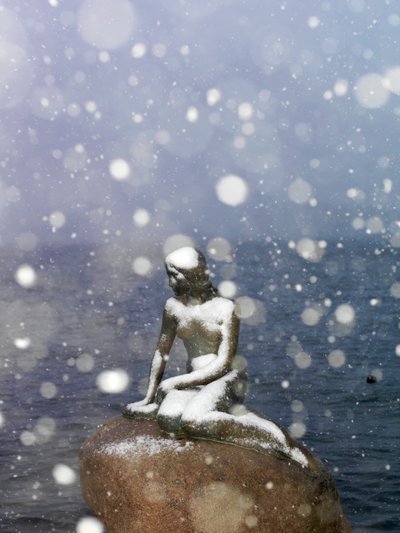 Sneeuwstorm op het standbeeld van De Kleine Zeemeermin door Edvard Eriksen, winter in Kopenhagen, Denemarken, 2022 door Sisse Brimberg