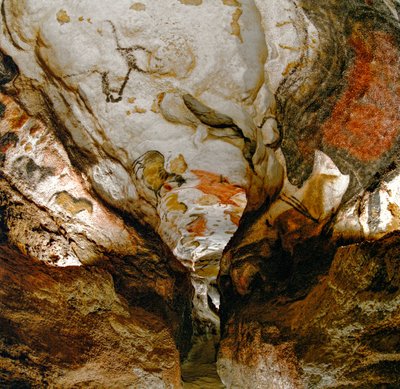 De Axiale Galerij toont uitgestorven oerrunderen op het plafond van de Lascaux-grot, Frankrijk. door Sisse Brimberg