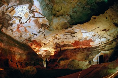 De Hal van de Stieren met Jacques Marsal, een van de ontdekkers van de grotten van Lascaux door Sisse Brimberg
