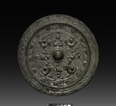 Spiegel met Xiwangmu, ca. 317-400 (brons) door Six Dynasties Chinese School