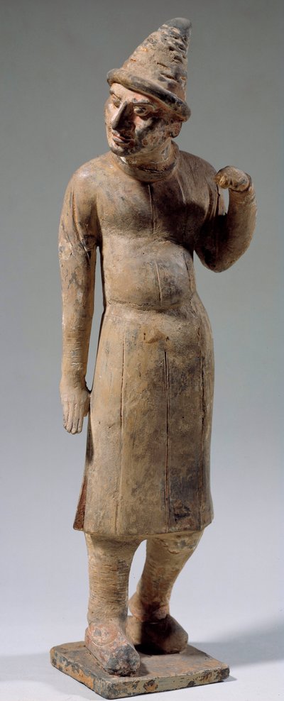 Chinese kunst: Sogdiaanse, barbaarse terracotta beeldje met puntige hoed die zijde draagt door Sogdian Sogdian
