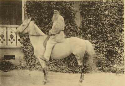 Russische auteur Leo Tolstoy te paard, Moskou, Rusland, 1890s door Sophia Andreevna Tolstaya