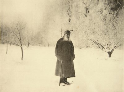 Russische auteur Leo Tolstoy maakt een winterwandeling, 1900s door Sophia Andreevna Tolstaya