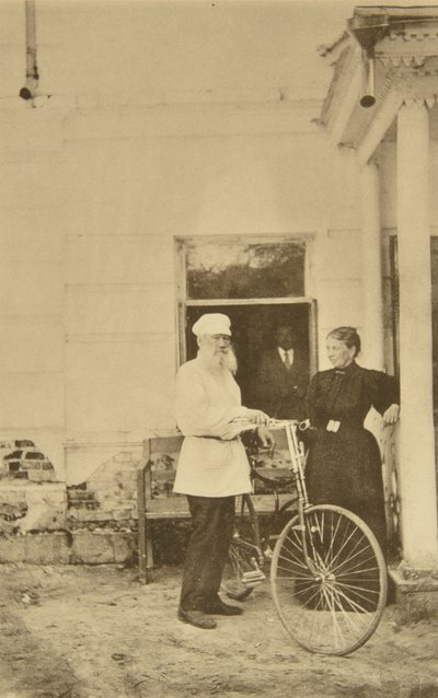 Russische auteur Leo Tolstoy met een fiets, Rusland, 1890s door Sophia Andreevna Tolstaya