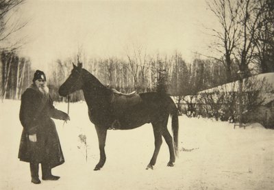 Russische auteur Leo Tolstoy met een paard, Yasnaya Polyana, nabij Tula, Rusland, 1905 door Sophia Andreevna Tolstaya