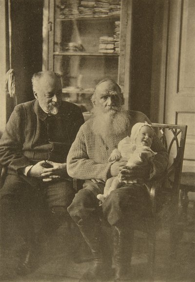 Russische auteur Leo Tolstoy met zijn schoonzoon en kleindochter, Rusland, c1905-c1906 door Sophia Andreevna Tolstaya